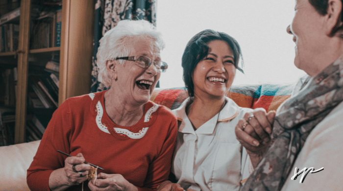 Perchè ridere aiuta sia i caregiver che i loro anziani